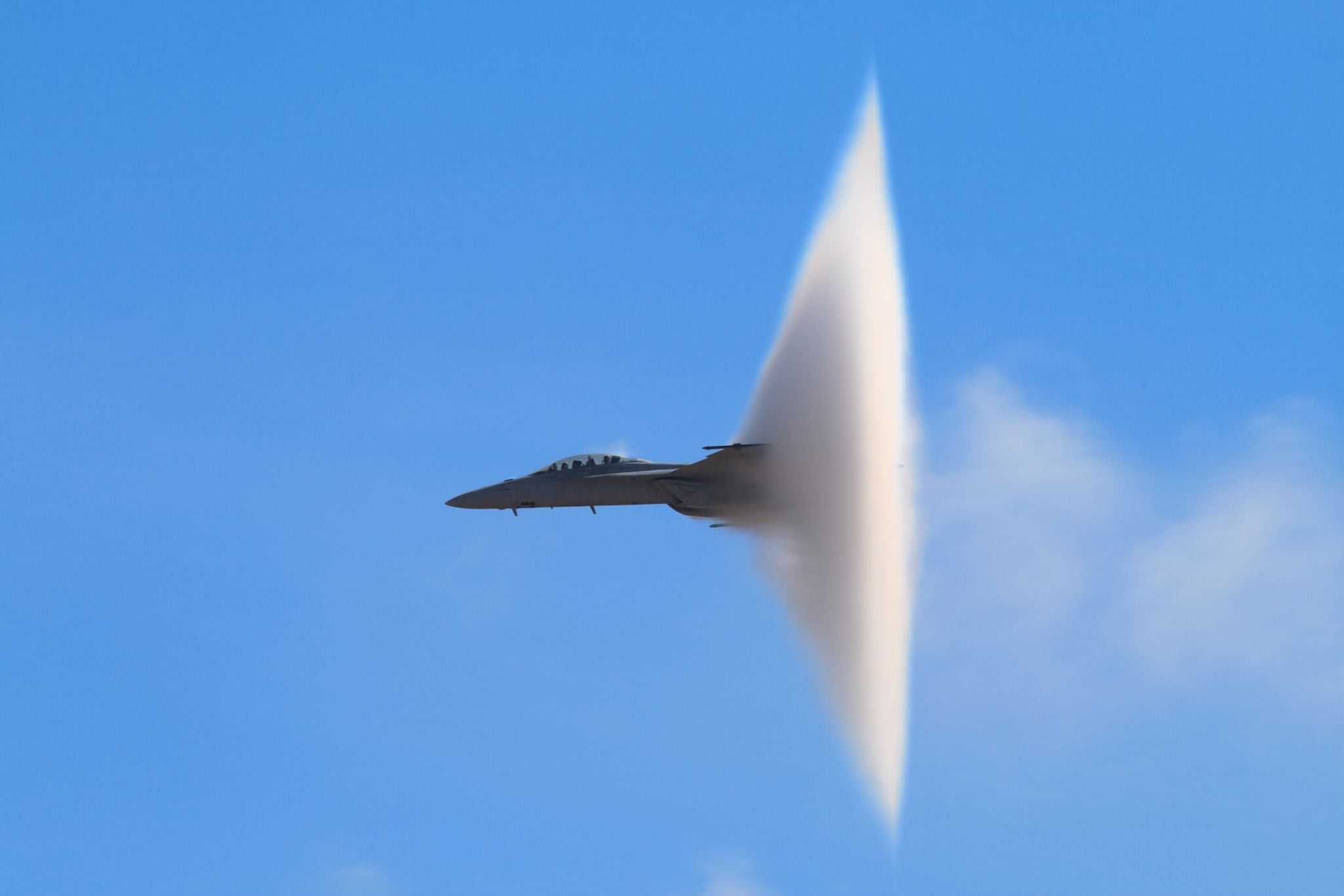 What Happens When Fighter Jets Break the Sound Barrier? The Remarkable Science
